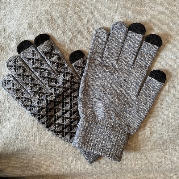 NWOT Women’s Mitten Gloves with Palm Grips and Tech Friendly Fingers - Picture 1 of 2